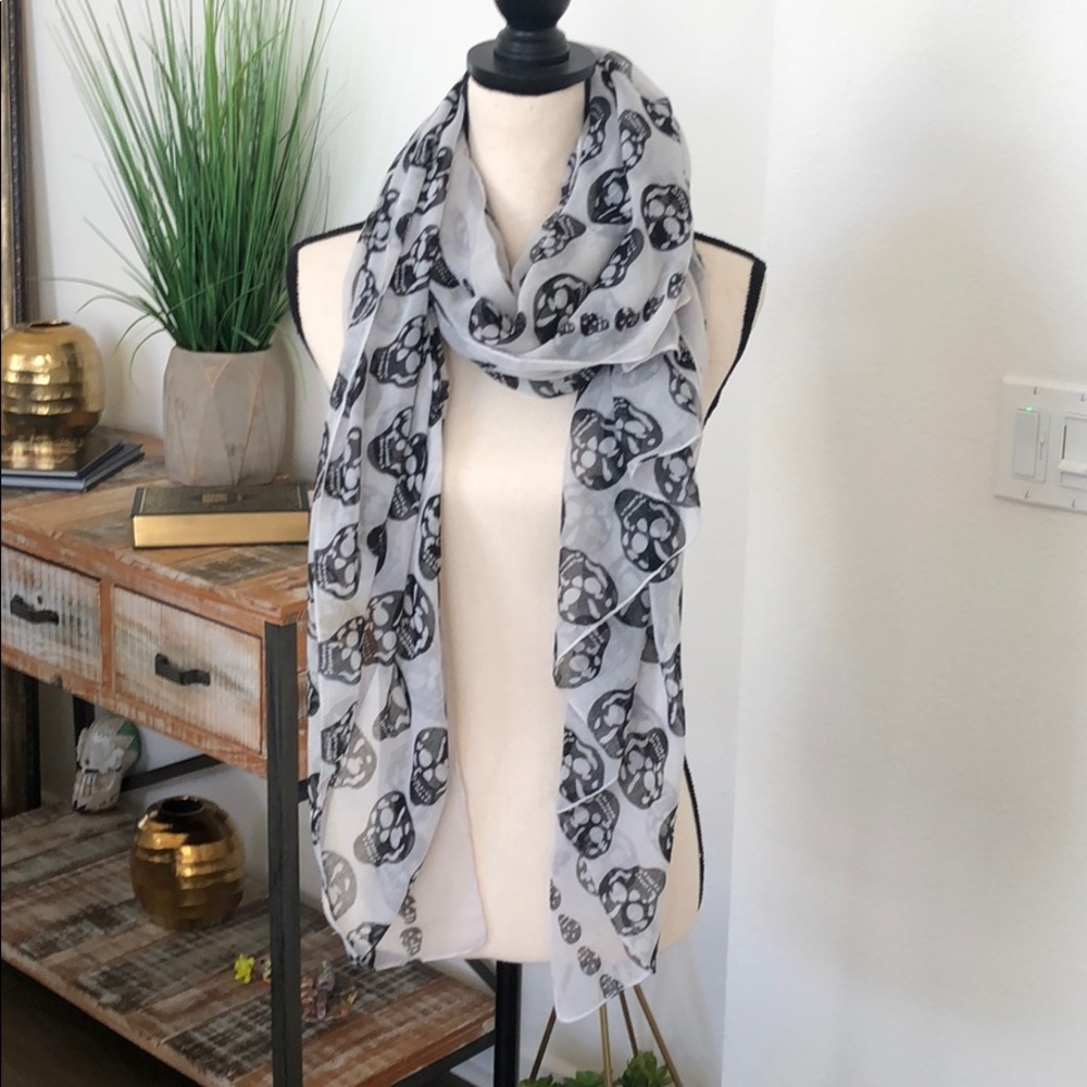 Versatile skull scarf